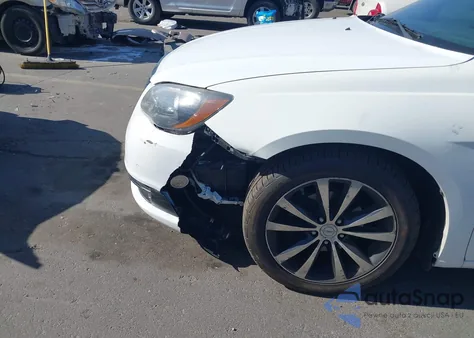 2013 Chrysler 200 Limited z USA, uszkodzony, nr VIN 1C3CCBCG0DN577956